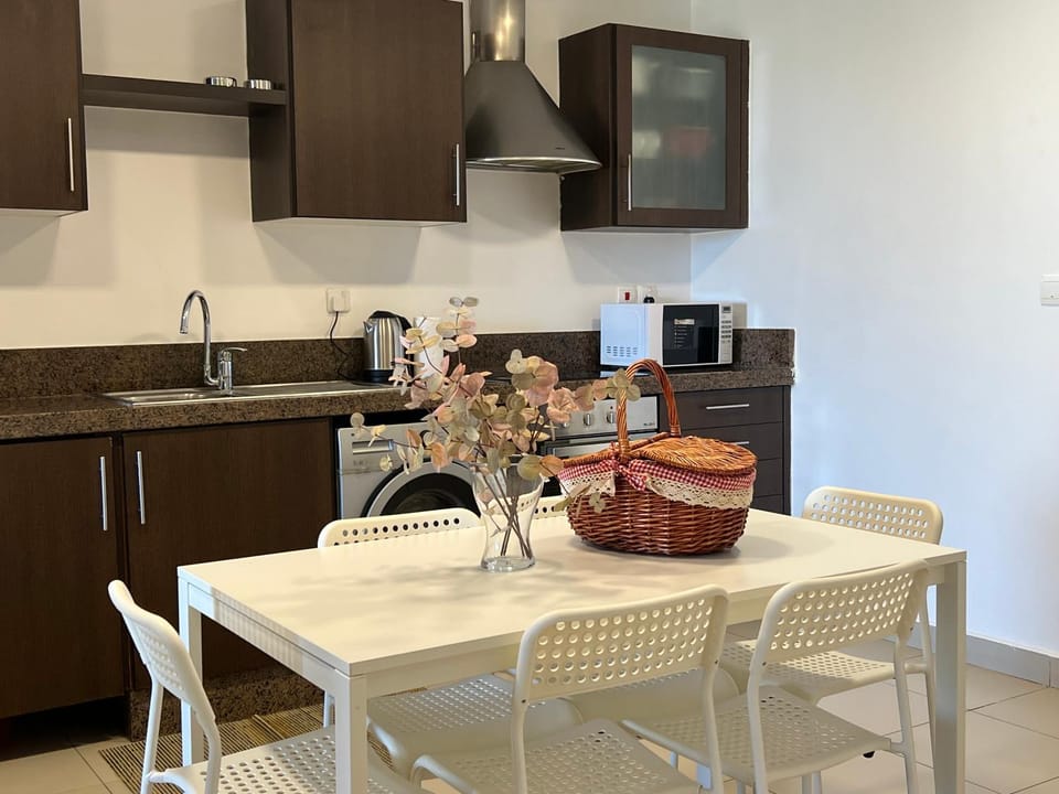 Kitchen or kitchenette, Dining area, minibar, pet friendly