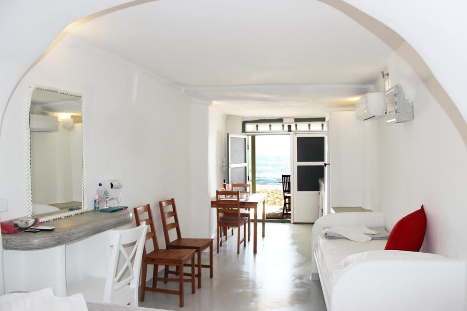 Photo of the whole room, Sea view