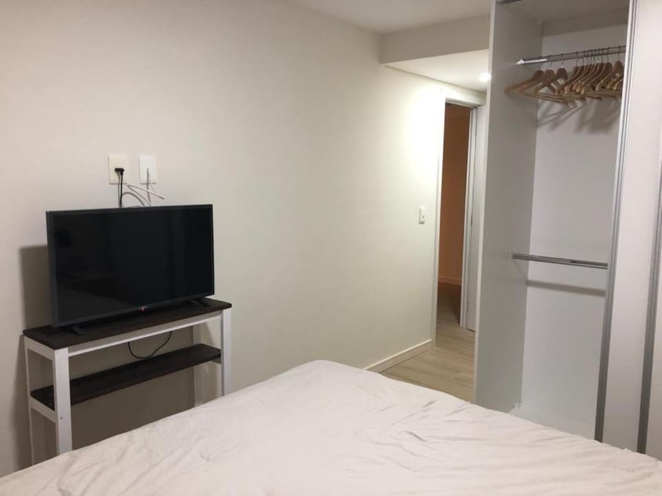 Bed, TV and multimedia, Photo of the whole room, Bedroom