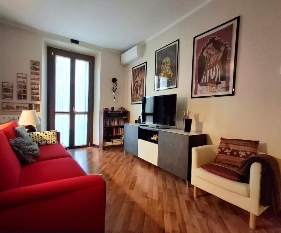 Bed, TV and multimedia, Living room