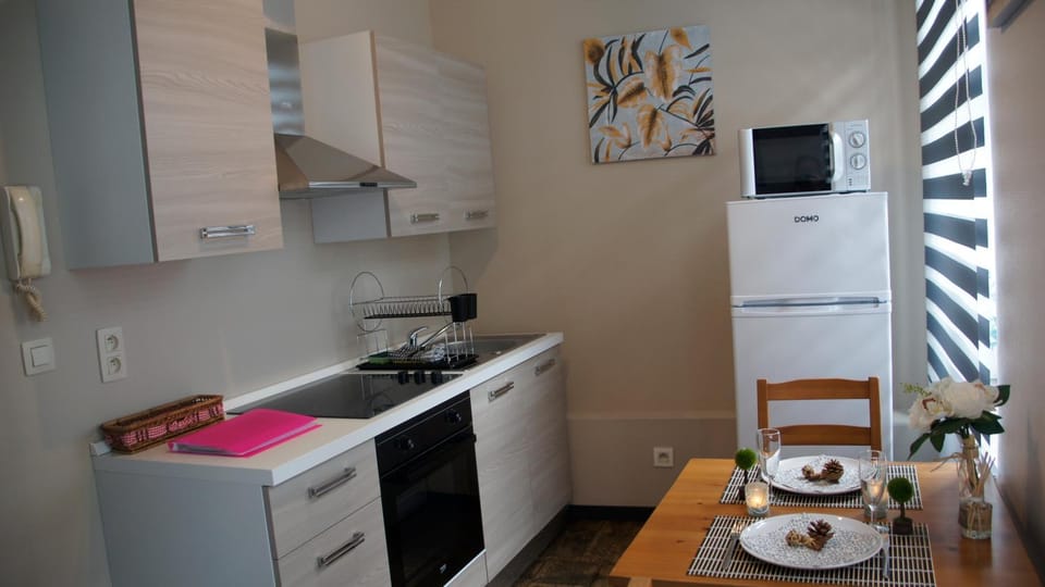 Kitchen or kitchenette, Dining area, minibar, pet friendly, stove, toaster