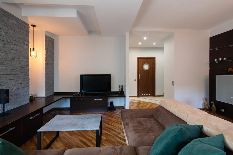 Communal lounge/ TV room, TV and multimedia, Living room, Seating area, Evening entertainment