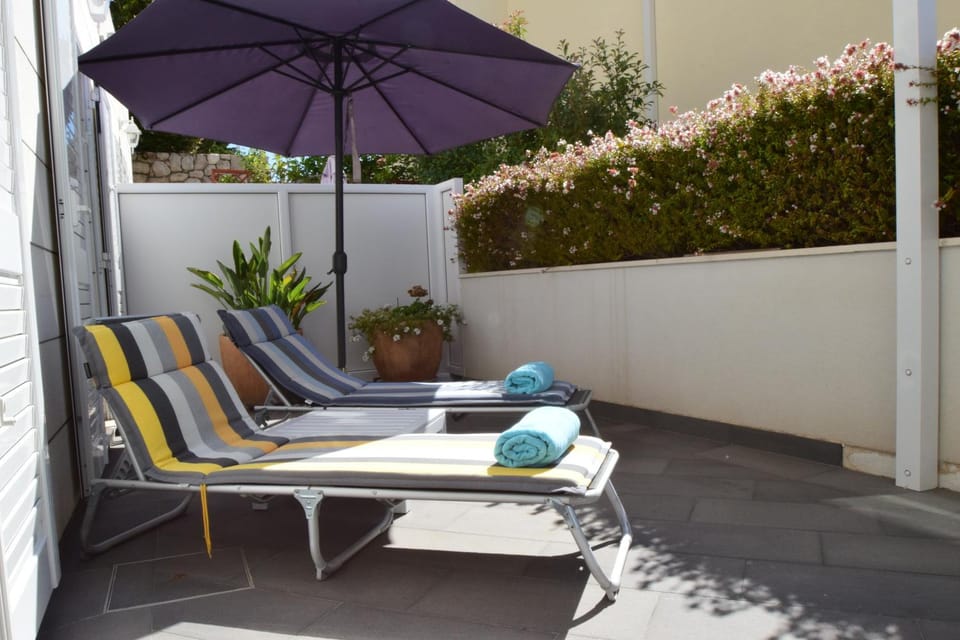 Balcony/Terrace, sunbed