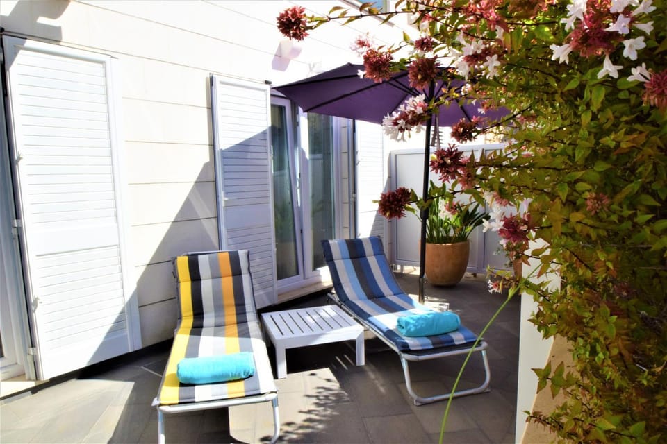 Balcony/Terrace, sunbed
