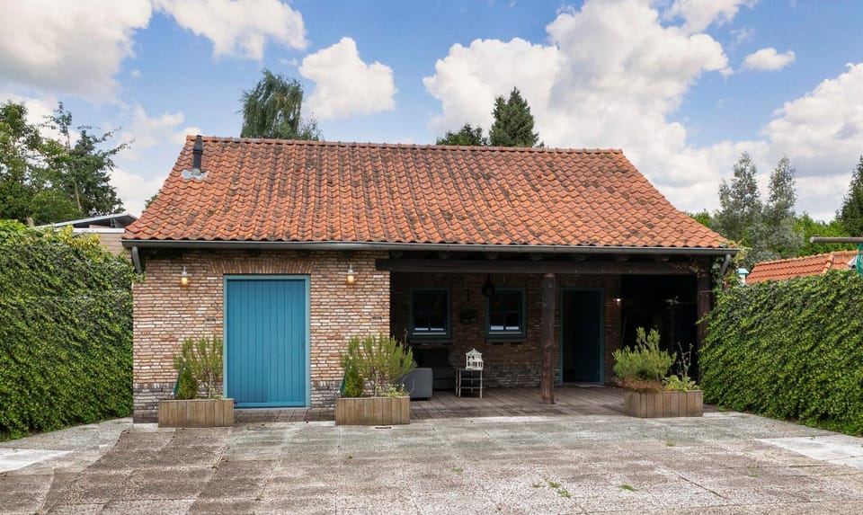 Property building, Facade/entrance, Garden, Garden, Garden view