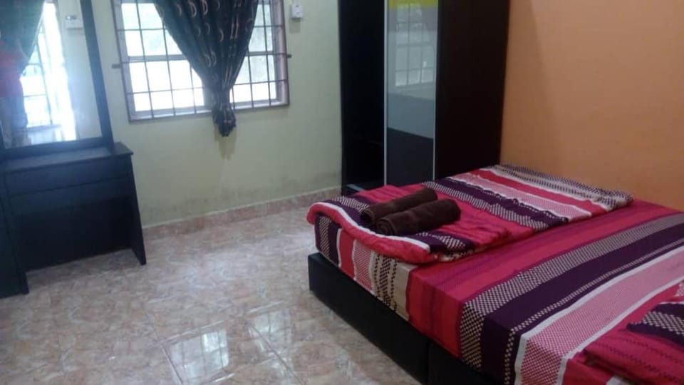 Al-Kautsar 3BR Kid's Pool Aircond & Wi-Fi House in Malaysia