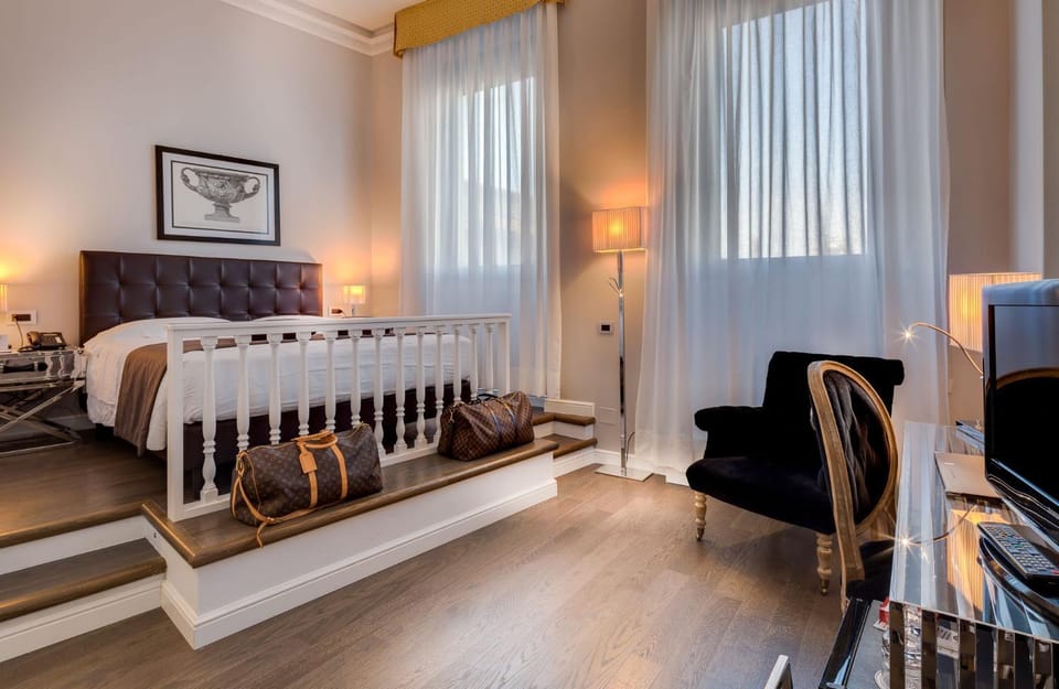 Bed, Photo of the whole room, Decorative detail, Bedroom, Landmark view, Landmark view