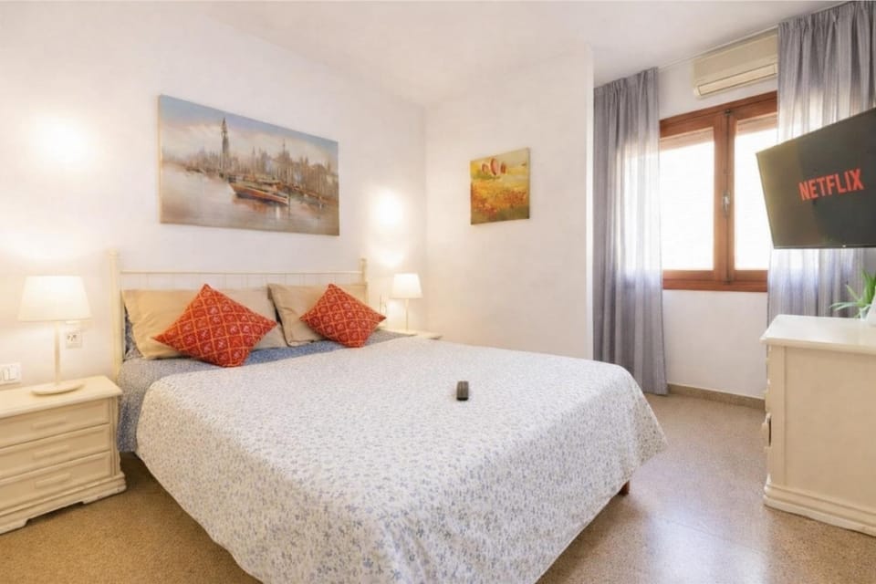Bed, TV and multimedia, Photo of the whole room, Bedroom