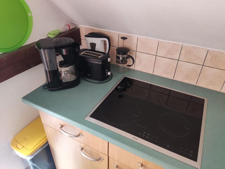 Coffee/tea facilities, Kitchen or kitchenette, stove, toaster