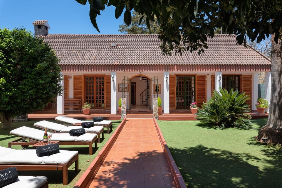 Property building, Patio, Facade/entrance, Day, Garden, Garden view, sunbed