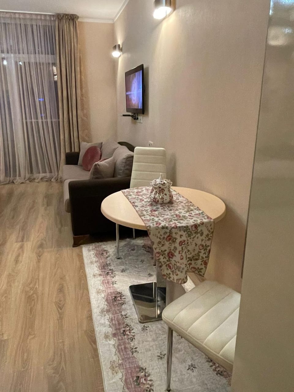 TV and multimedia, Living room, Seating area, Dining area