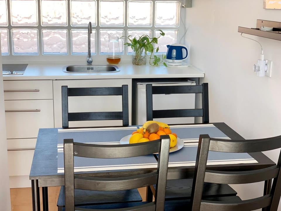 Coffee/tea facilities, Kitchen or kitchenette, Living room, Seating area, Dining area