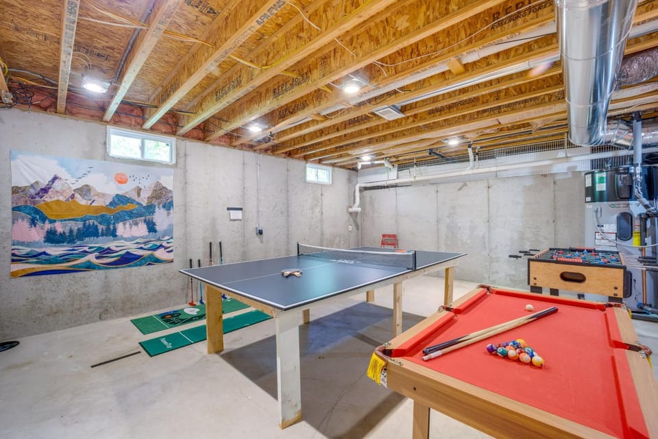 5 Mi to Schuss Mtn: Family Getaway w/ Game Room House in Michigan