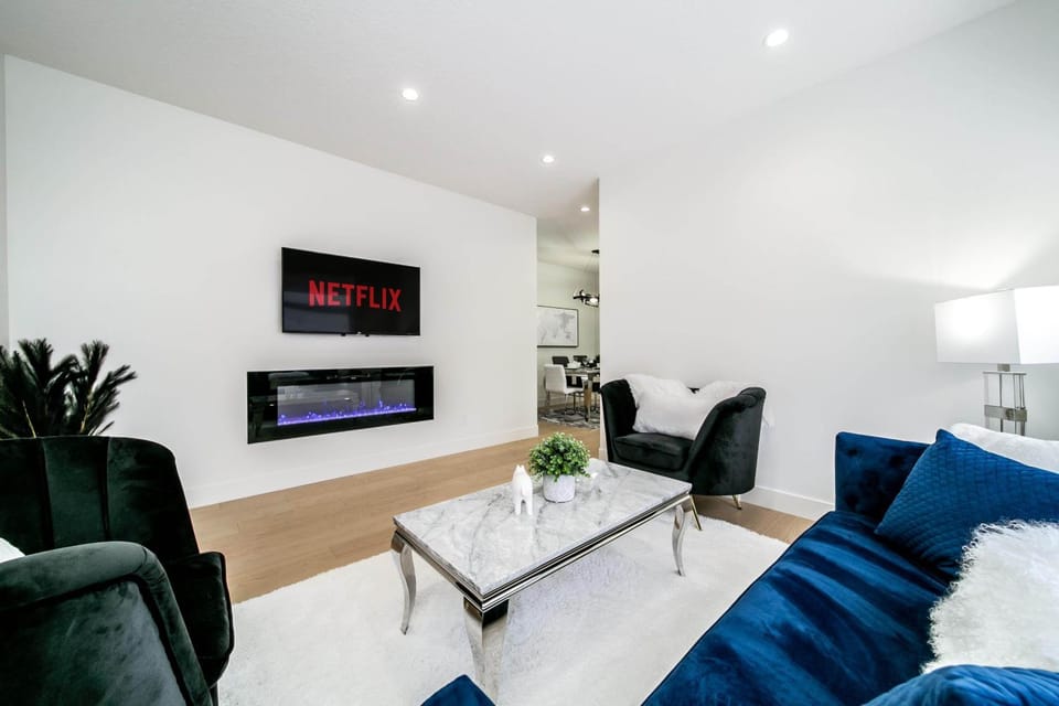 Modern Retreat - Hot Tub - KingBed - AC - Fireplace - Garage House in Edmonton