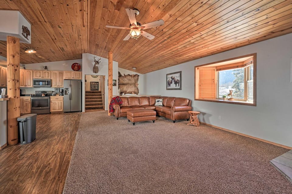 Peaceful Superior Home w/ Fire Pit & Mtn View House in Idaho