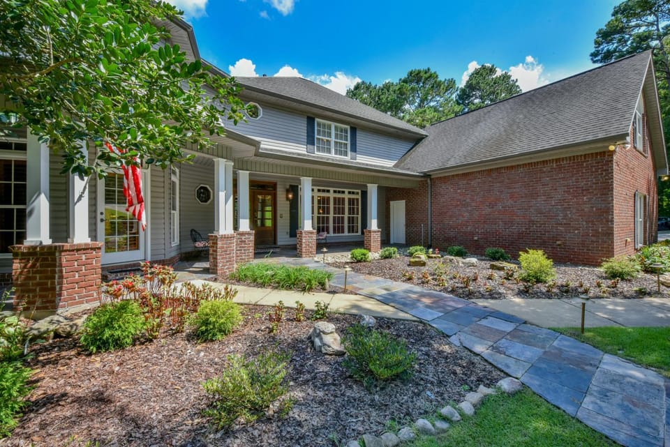Bama Lakeside Retreat House in Alabama