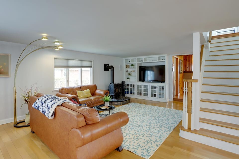 Spacious Lakefront House with Backyard Fire Pit House in Jerusalem Township