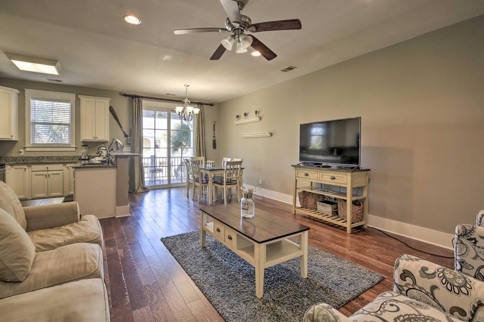 Resort Perks & Pools: Townhome By Barefoot Landing House in Briarcliffe Acres