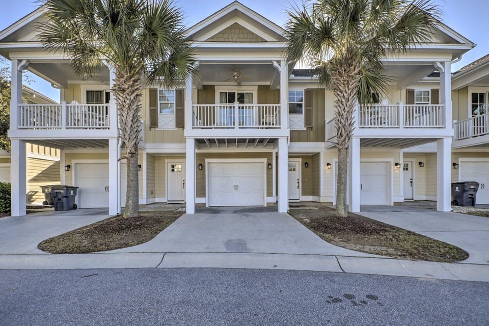 Resort Perks & Pools: Townhome By Barefoot Landing House in Briarcliffe Acres