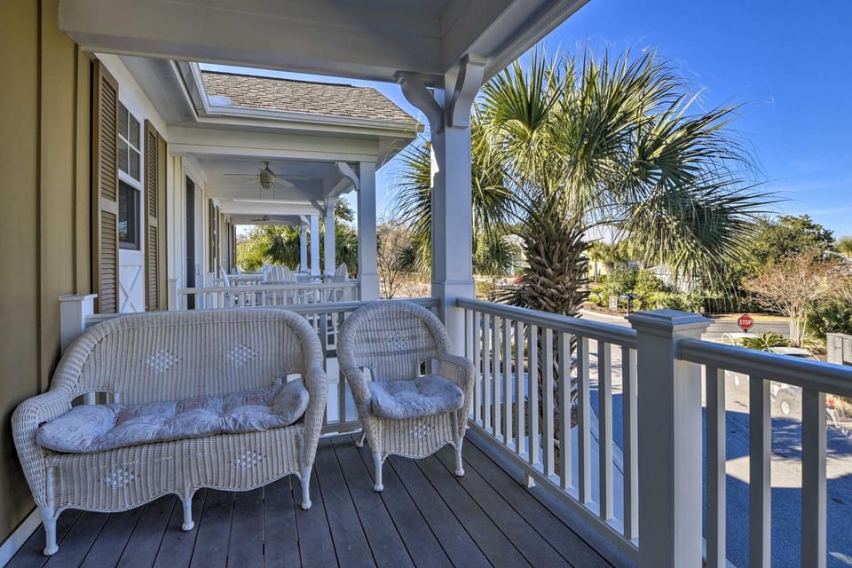 Resort Perks & Pools: Townhome By Barefoot Landing House in Briarcliffe Acres