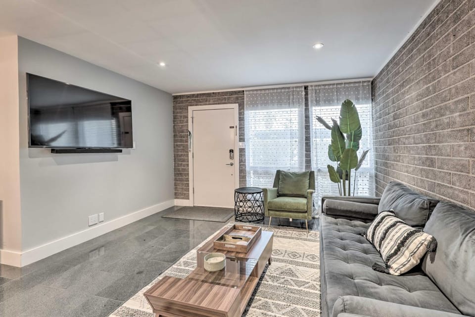 Walk to Fashion Square! Snowbird Condo w/ Pool House in Scottsdale