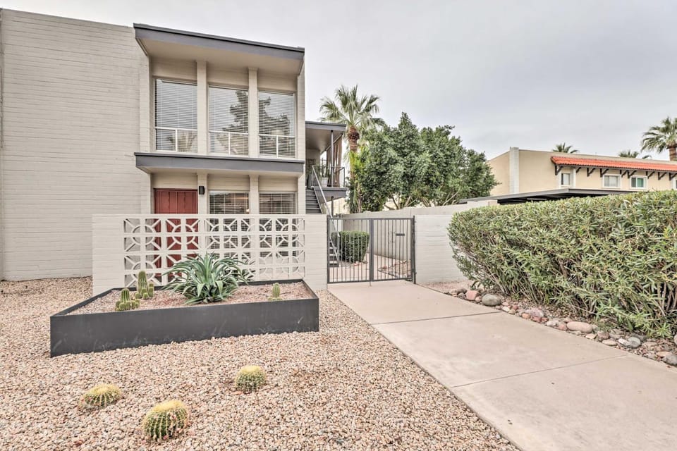 Walk to Fashion Square! Snowbird Condo w/ Pool House in Scottsdale