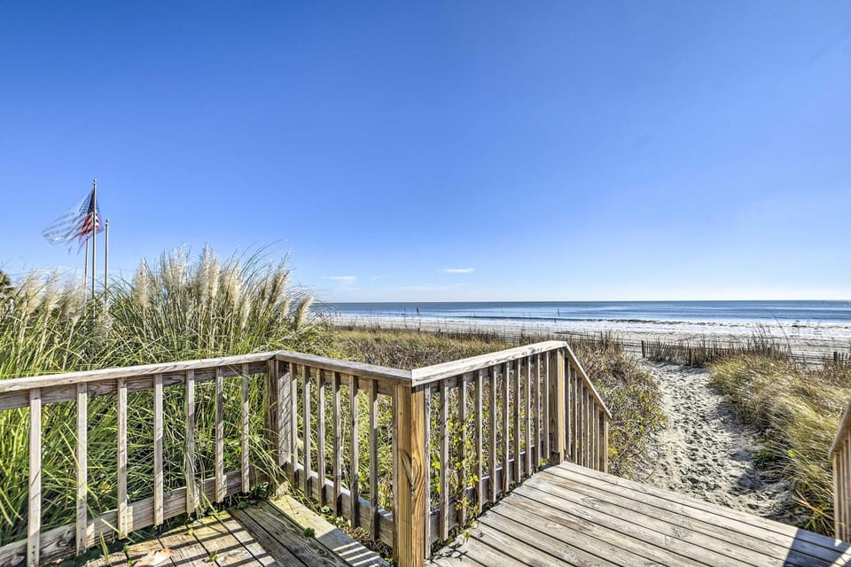 Newly Renovated Oceanfront Studio w/ Beach Access House in Myrtle Beach