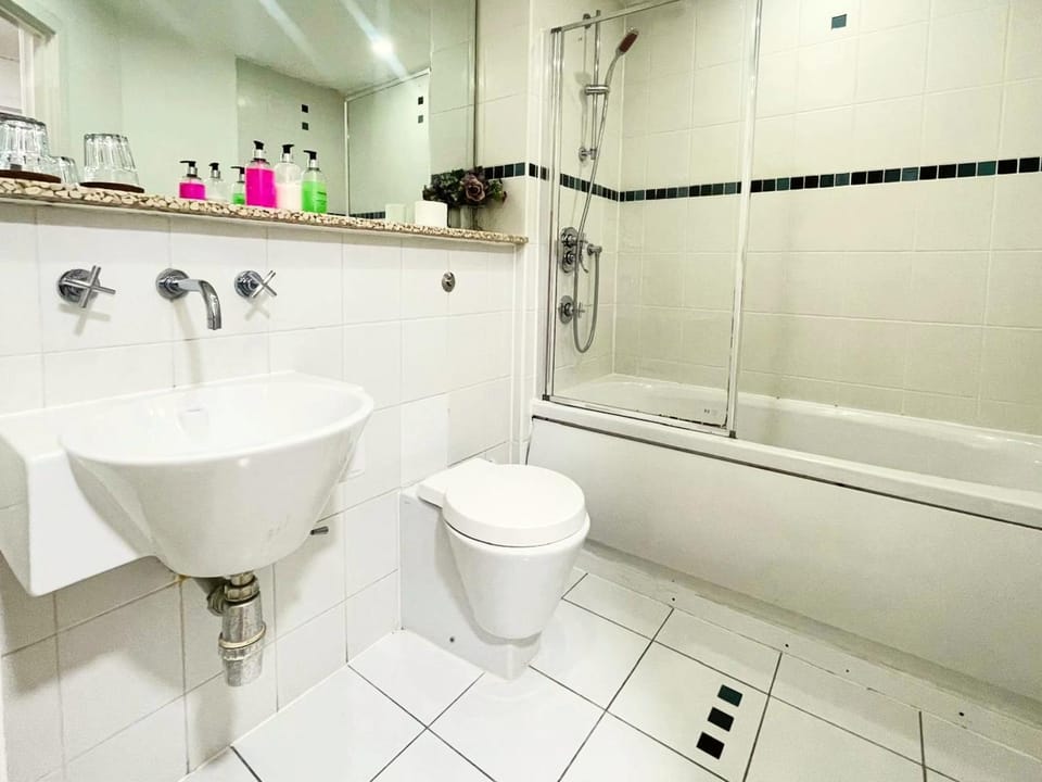 Shower, Toilet, Bathroom, Bath, towels