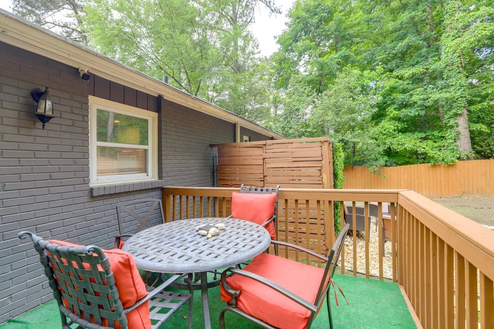Fire Pit & Deck: Home 7 Mi to Mercedes-Benz! House in Atlanta