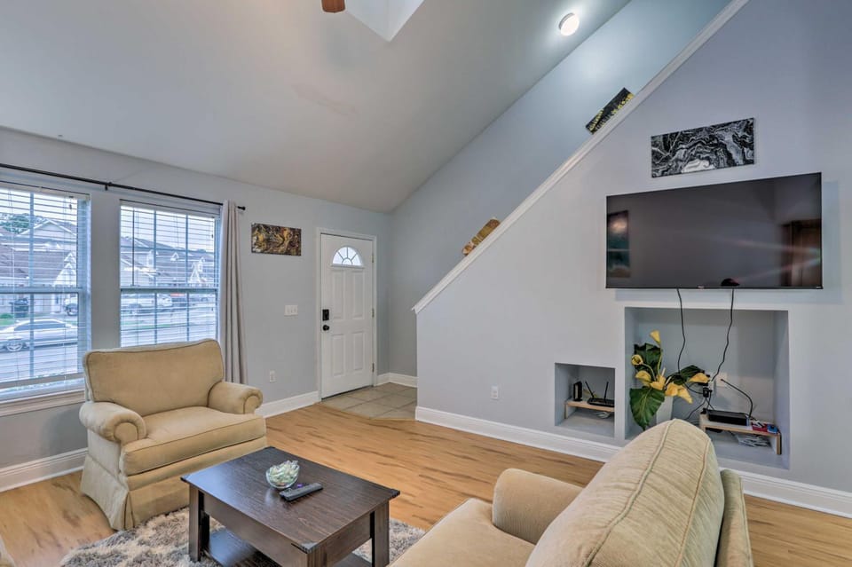 Tidy Tallahassee Townhome ~ 7 Mi to Downtown! House in Tallahassee