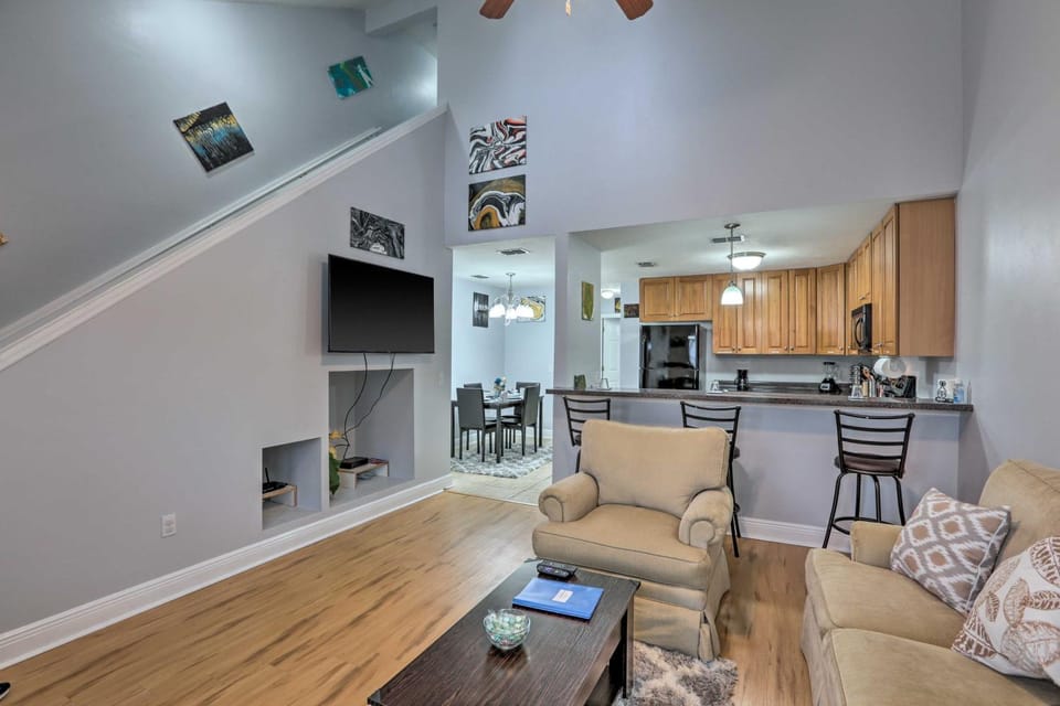 Tidy Tallahassee Townhome ~ 7 Mi to Downtown! House in Tallahassee