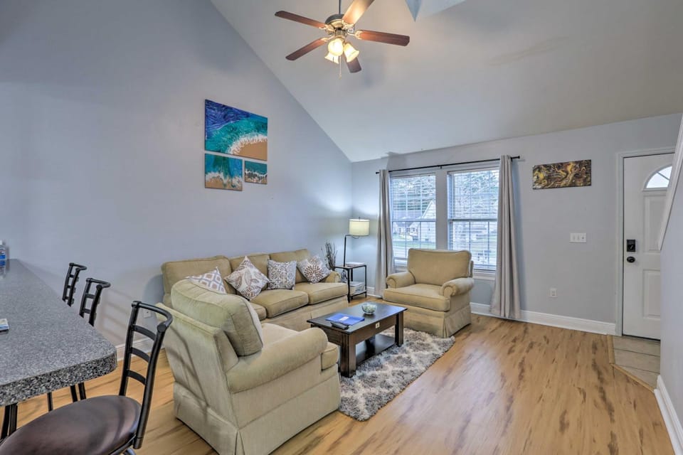 Tidy Tallahassee Townhome ~ 7 Mi to Downtown! House in Tallahassee