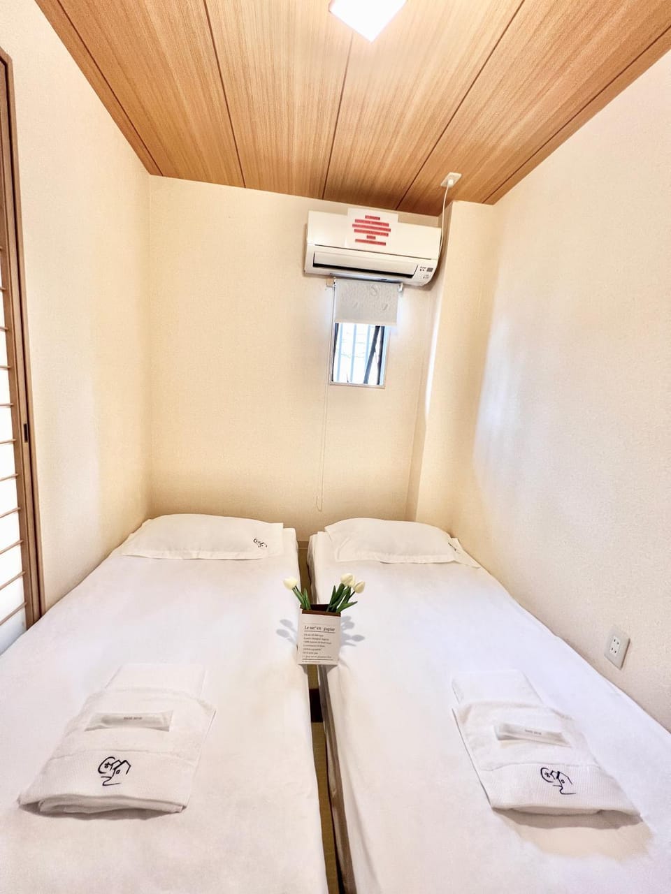 Bed, Photo of the whole room, Bedroom, air conditioner