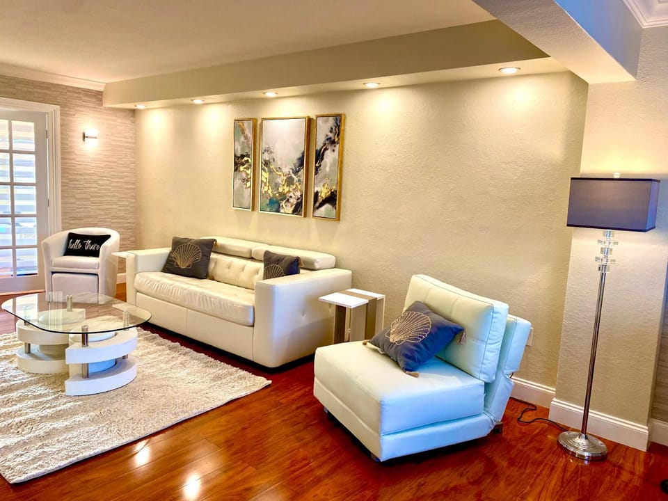 Deluxe waterfront one bedroom apartment with Miami Skyline view, free parking 5 mins drive to Miami Beach Apartment in North Bay Village