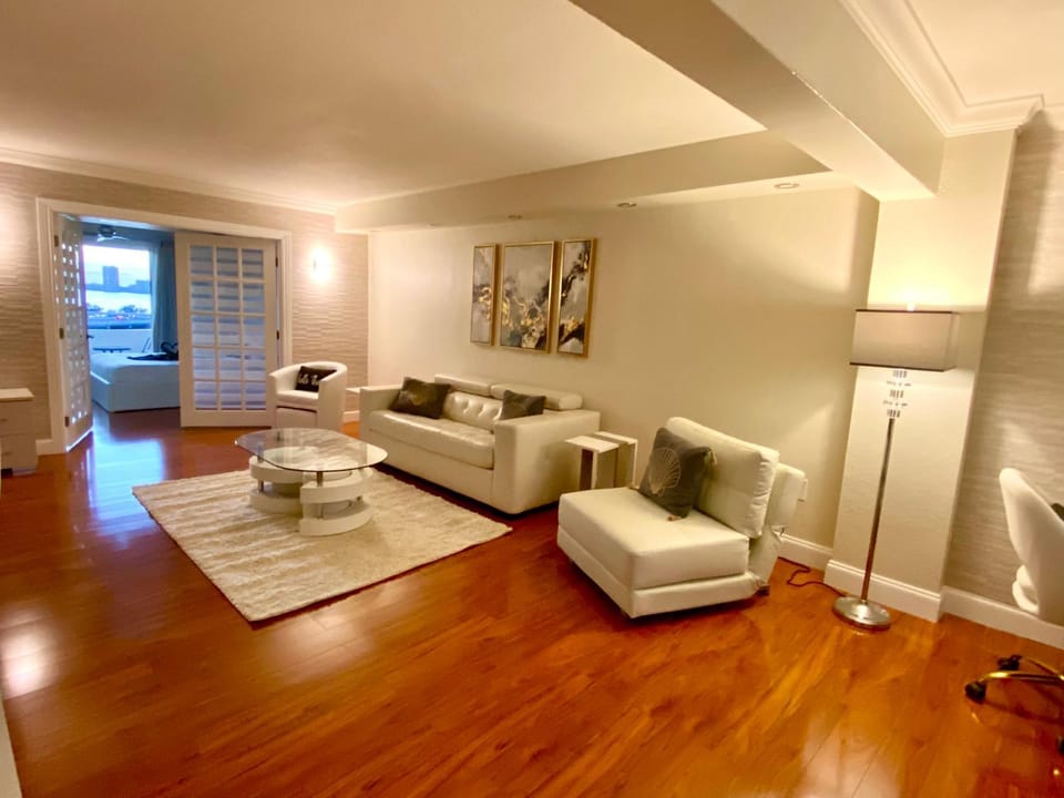 Deluxe waterfront one bedroom apartment with Miami Skyline view, free parking 5 mins drive to Miami Beach Apartment in North Bay Village
