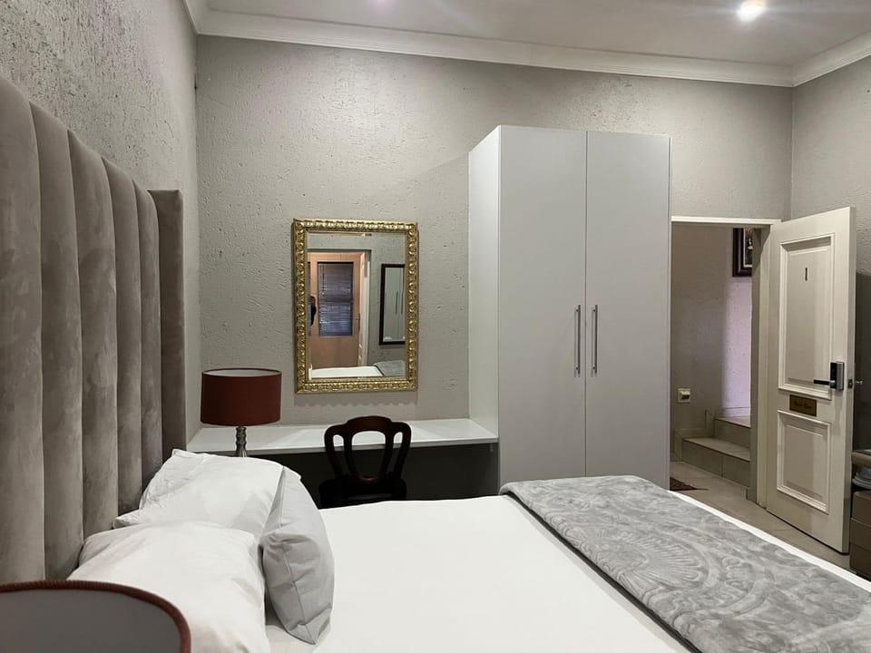 Photo of the whole room, Bedroom, wardrobe