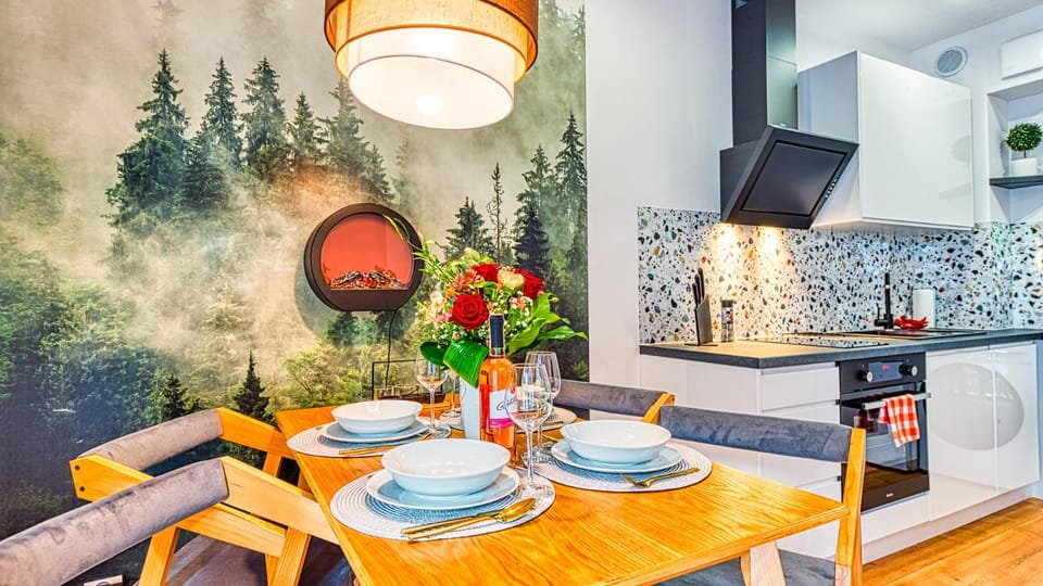 Kitchen or kitchenette, Dining area