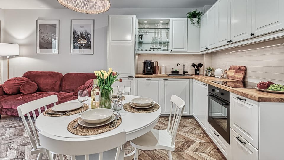 Kitchen or kitchenette, Dining area