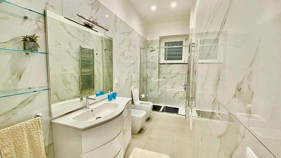Shower, Toilet, Bathroom, towels