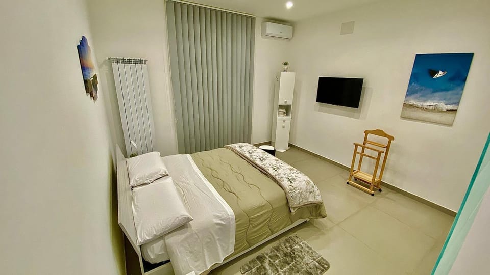 Bed, TV and multimedia, Bedroom, air conditioner, air conditioner