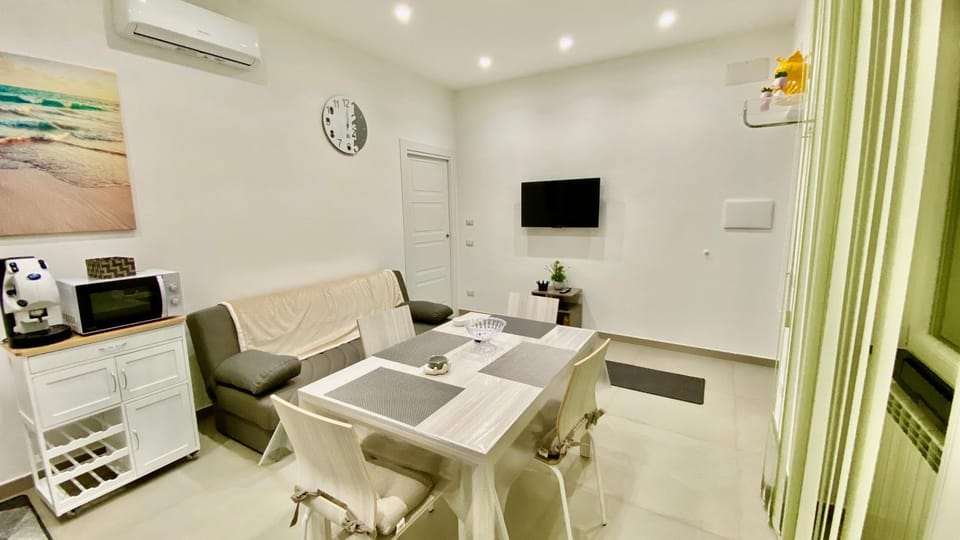 TV and multimedia, Kitchen or kitchenette, Living room, Dining area, minibar, air conditioner