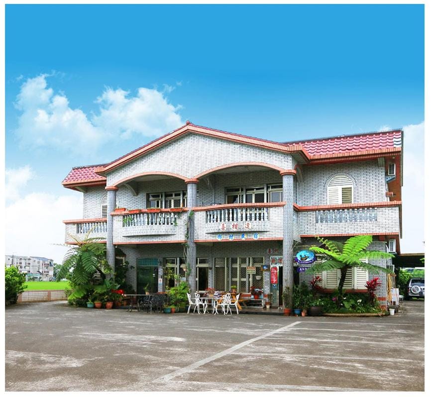 Property building, Patio, Day, Parking