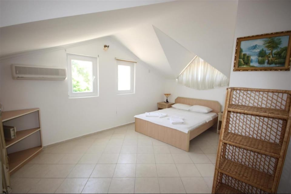 Bed, Photo of the whole room, Bedroom, towels, air conditioner