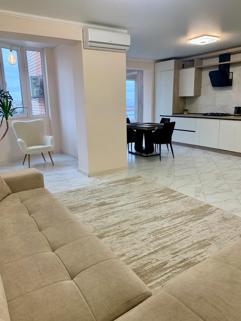 Kitchen or kitchenette, Living room, Seating area, Dining area, air conditioner