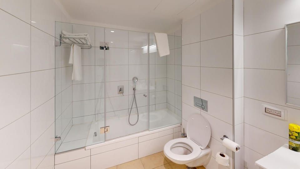 Shower, Toilet, Bathroom, Bath
