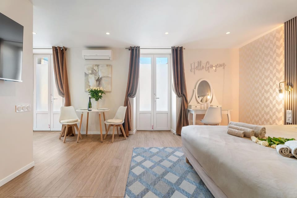 Photo of the whole room, Seating area