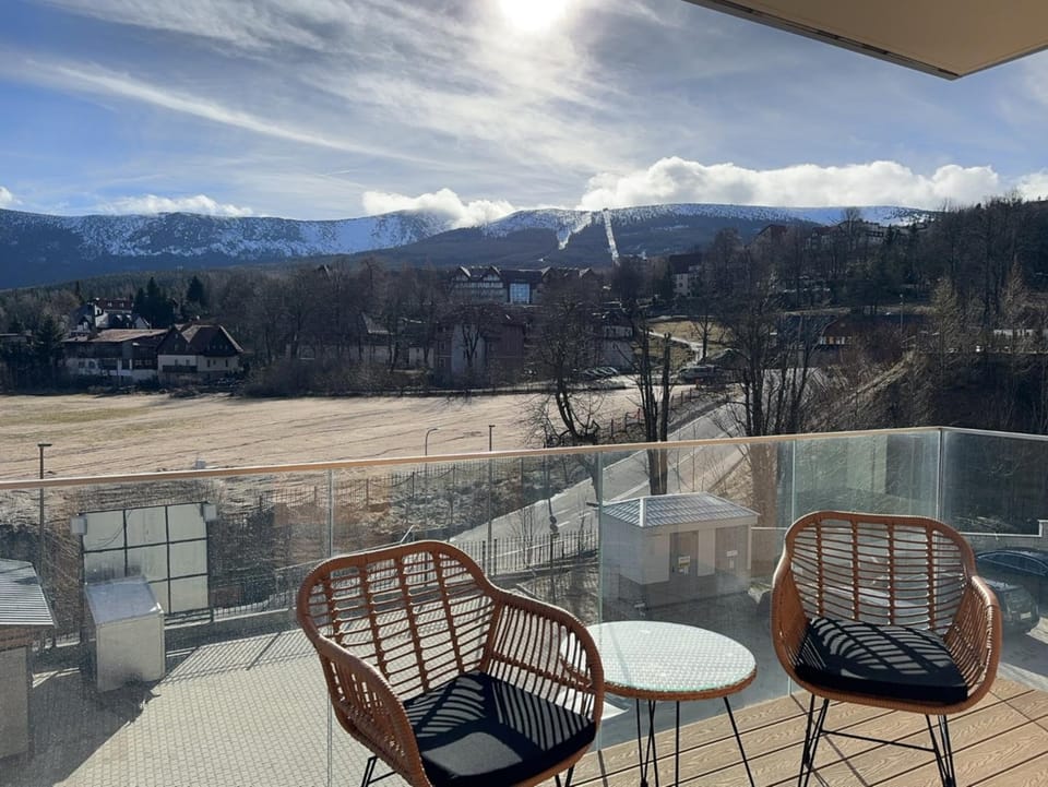 Nearby landmark, Balcony/Terrace, Mountain view