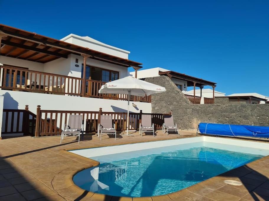 Luxury 4-Bedroom Villa With Heated Pool + Sea View Villa in Playa Blanca