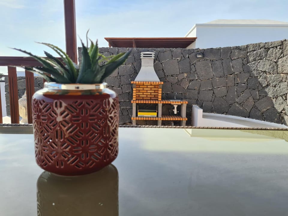Luxury 4-Bedroom Villa With Heated Pool + Sea View Villa in Playa Blanca