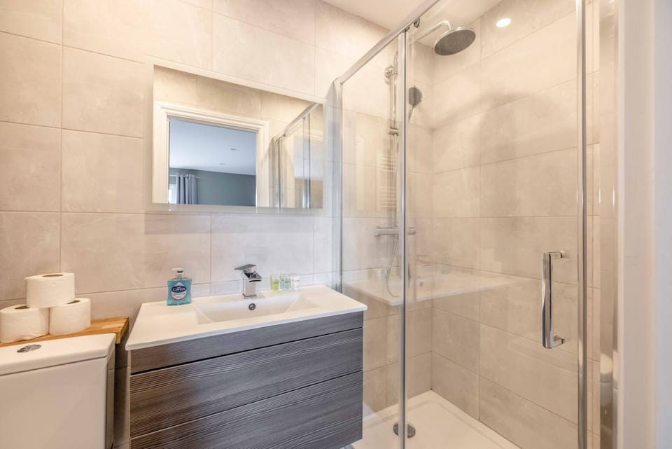 FAMILY FRIENDLY ESCAPE IN ETON, COUNTRYSIDE VIEWS with Hot Tub - By Tempstay House in Slough